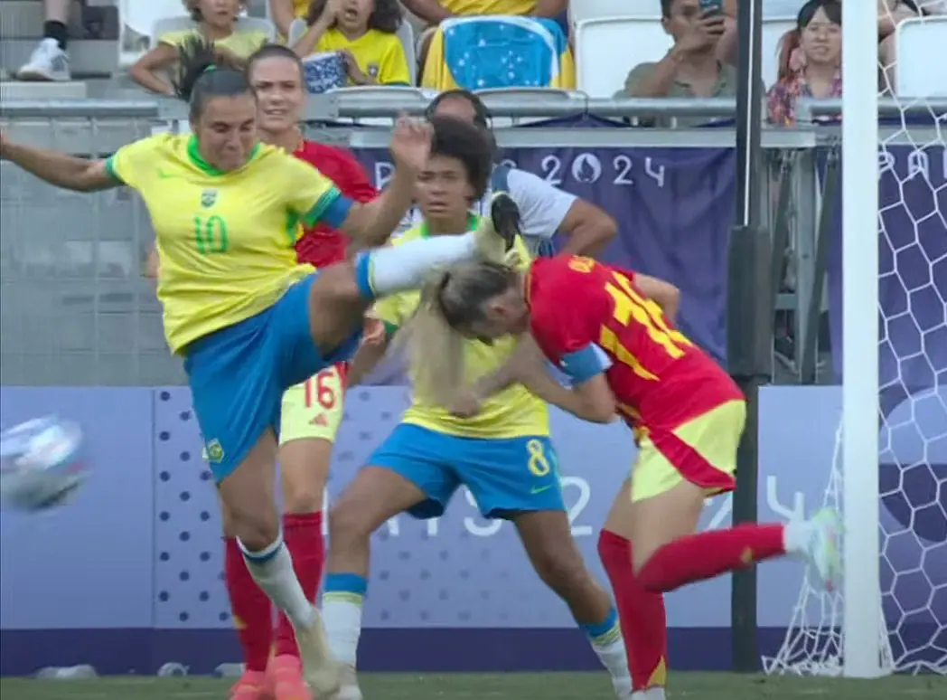 Marta dá entrada pesada na jogadora da Espanha