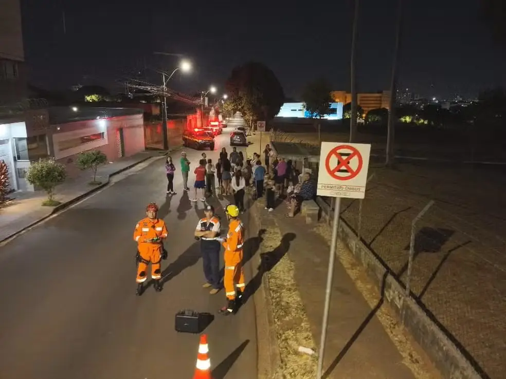Moradores evacuaram um prédio em Uberlândia (MG)