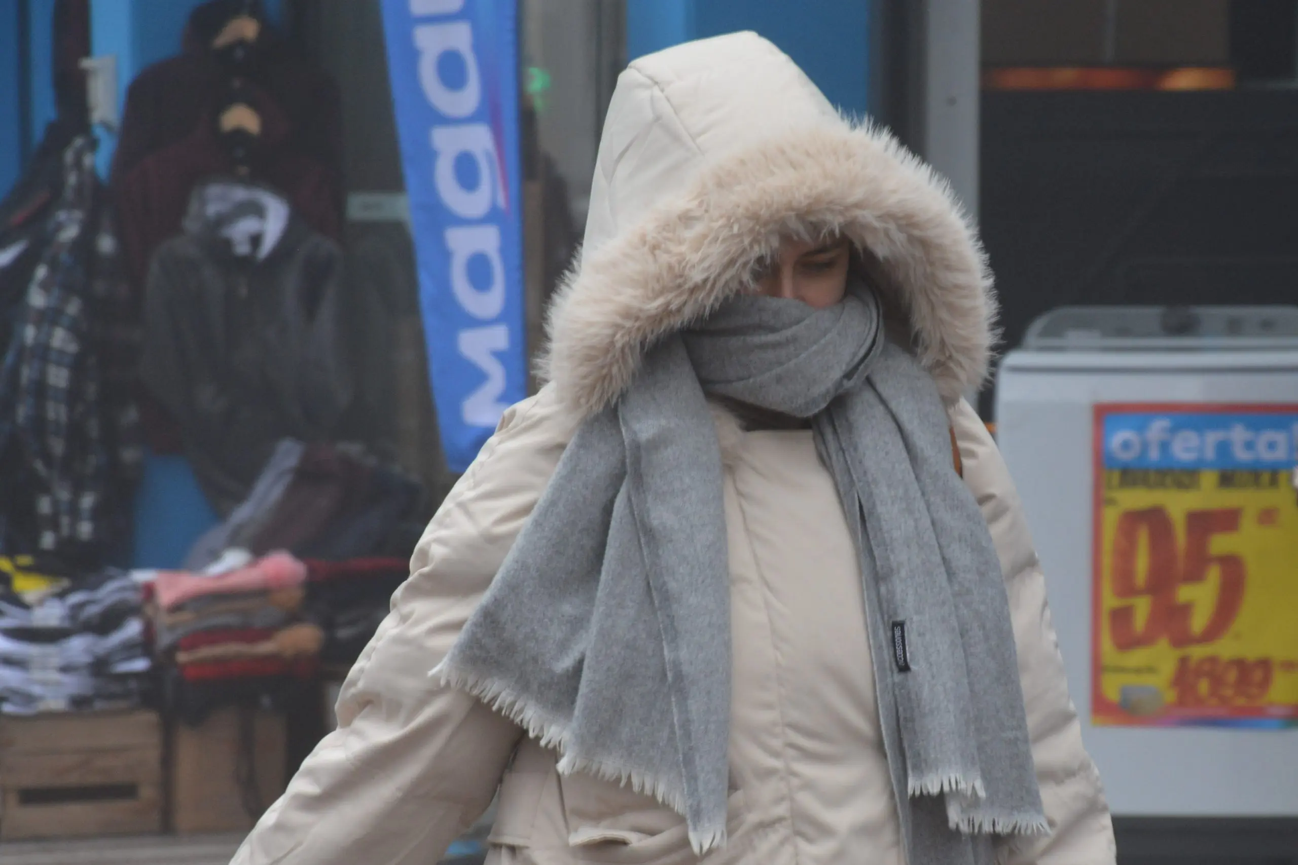 Mulher se protege de onda de frio