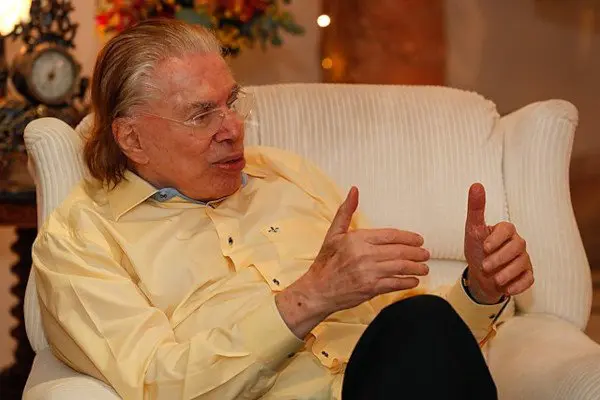 O SBT tranquilizou os fãs e afirmou que Silvio Santos passa bem
