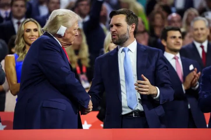 Donald Trump e Vance em convenção