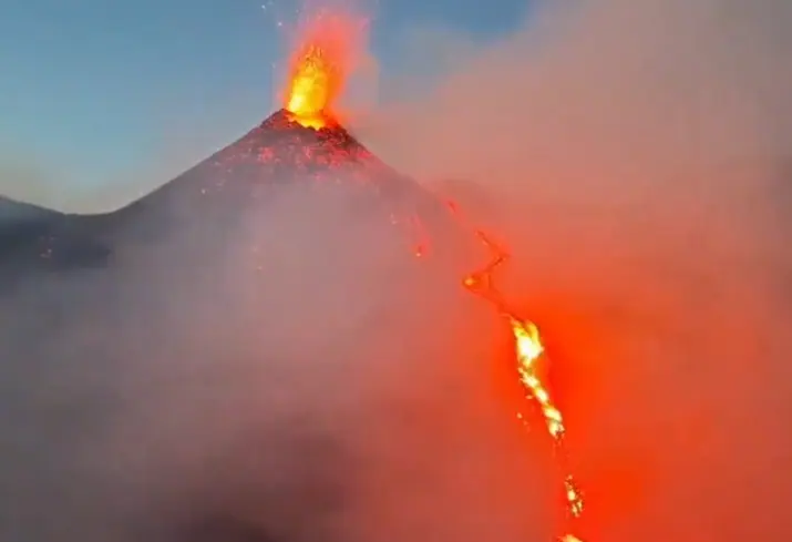 Vulcão Monte Etna entra em erupção na Itália