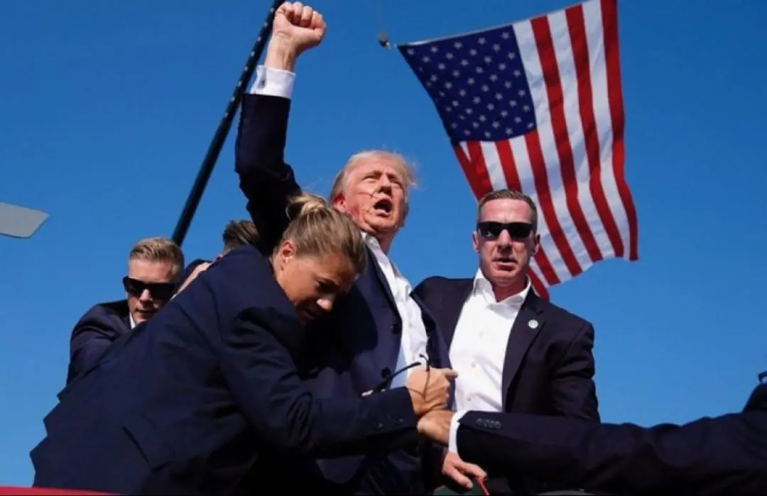 Donald Trump discursava em um evento na cidade de Butler, quando barulhos de tiros foram ouvidos na multidão por volta das 18h, horário local | Foto: Reprodução/Twitter/X/@LeadingReport