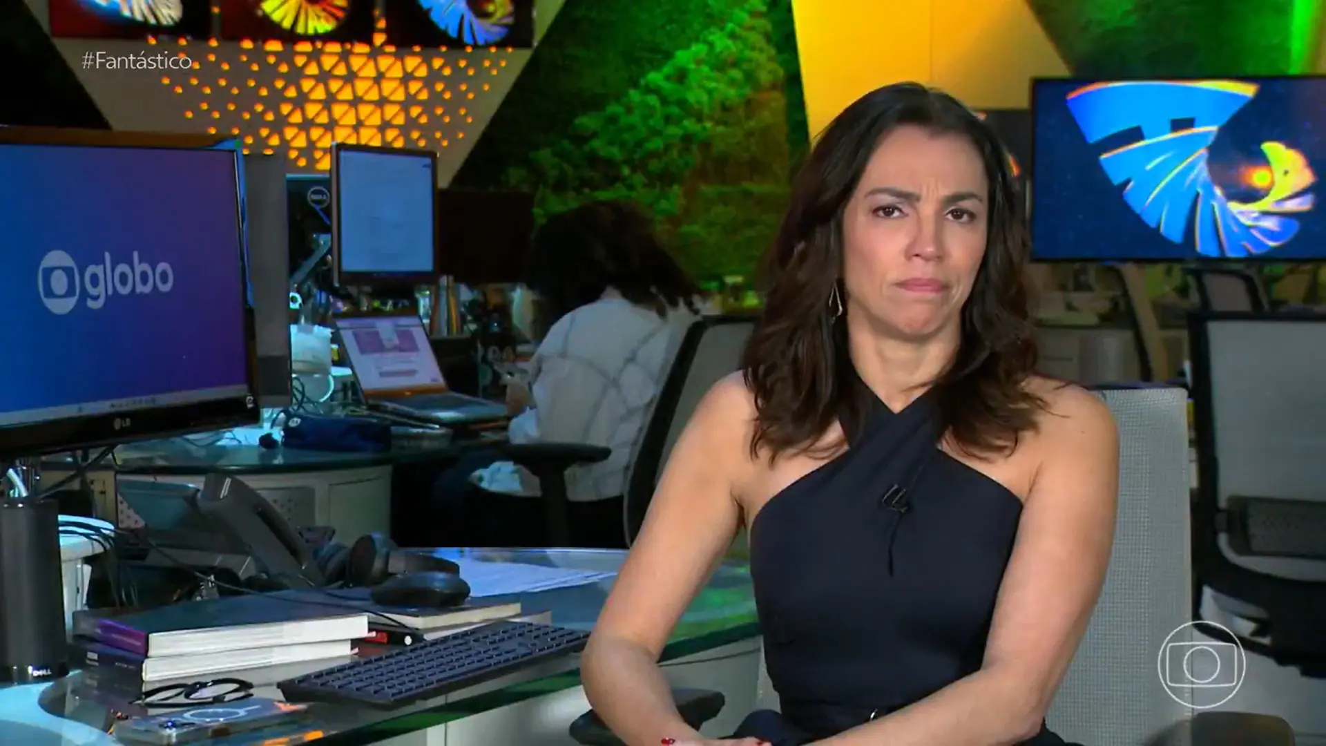 Foto de Ana Paula Araújo apresentando o Fantástico