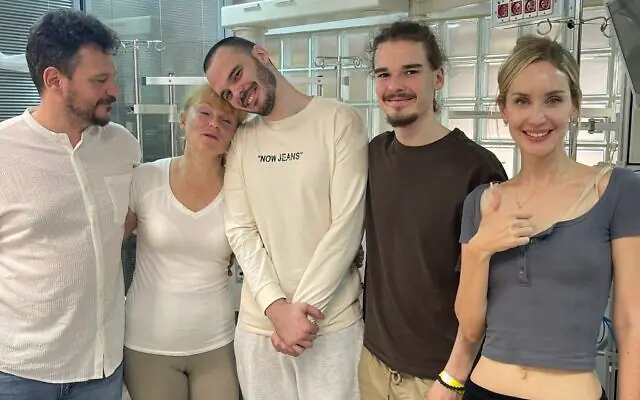 Andrey Kozlov se encontrou com sua família um dia depois do resgate | Foto: Divulgação/Hostage and Missing Families Forum