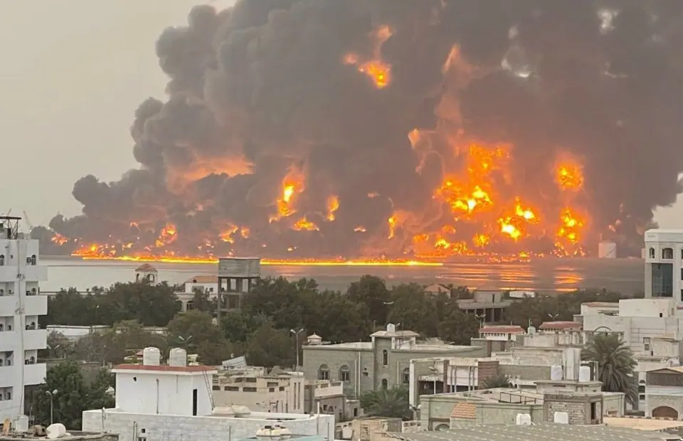 O bombardeio instalações de refino e depósitos de combustíveis no porto de Hodeidah | Foto: Reprodução/Twitter/X