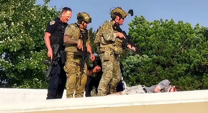 Policiais em cima de telhado onde estava atirador que tentou matar Trump