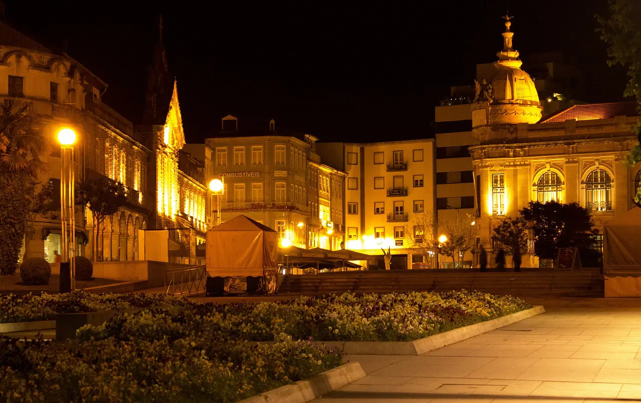 Praça na cidade de Braga, em Portugal; há cerca de 15 mil brasileiros no município | Foto: Reprodução/Pixabay