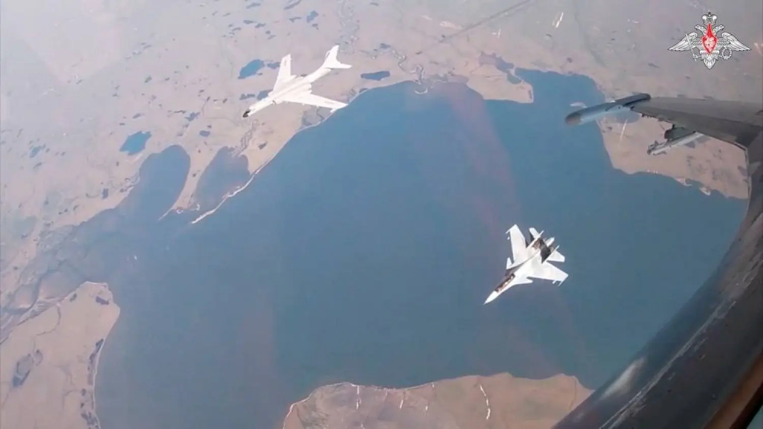 É a primeira vez que aeronaves dos dois países sobrevoam a área dos Estados Unidos juntas | Foto: Reprodução/Redes sociais