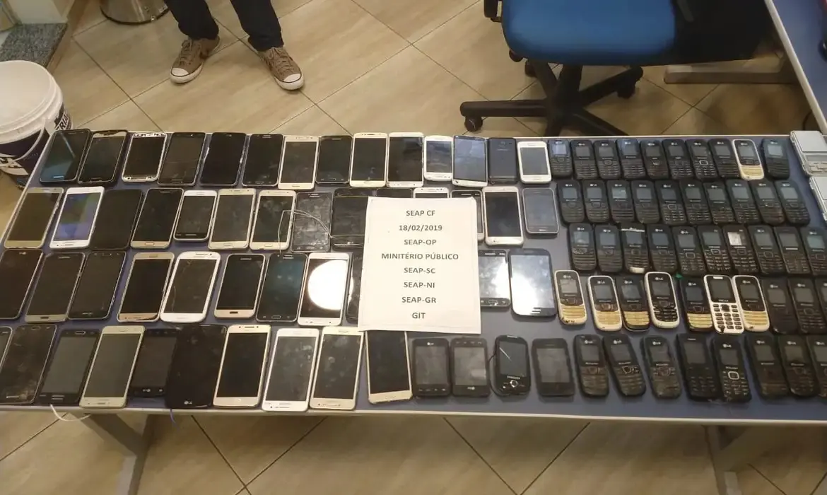 operação policial apreende mais de 4 mil celulares em presídios
