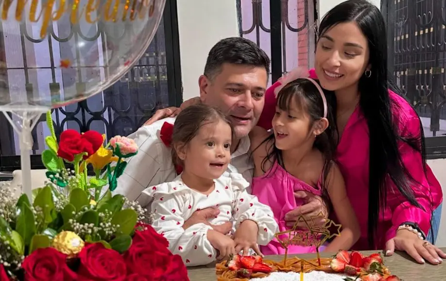 Freddy Superlano com sua mulher, Aurora, e as duas filhas | Foo: Reprodução/Instagram/@aurorasuperlano