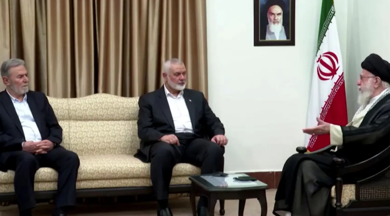 Antes de ser eliminado, líder do Hamas, Ismail Haniyeh (centro), teve um encontro com Ali Khamenei e outros líderes no parlamento | Foto: Reprodução/Pool/Wana