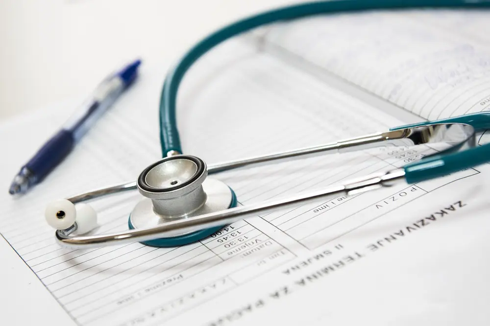 Utensílios médicos, em alusão à matéria sobre a relação do câncer com a covid