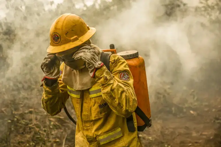 Brigadista do Ibama durante um dia de trabalho na tentativa de controlar o fogo no Pantanal — Corumbá, 28/6/2024 | Foto: Marcelo Camargo/Agência Brasil