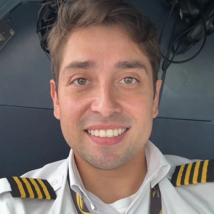 O comandante do Voo 2283 da Voepass, Danilo Santos Romano, tinha 35 anos | Foto: Reprodução/LinkedIn