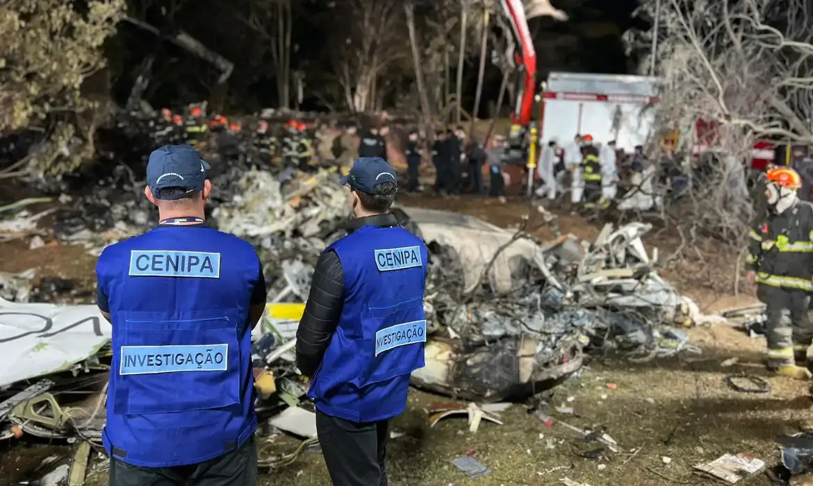 Agentes do Cenipa analisam destroços de avião em Vinhedo