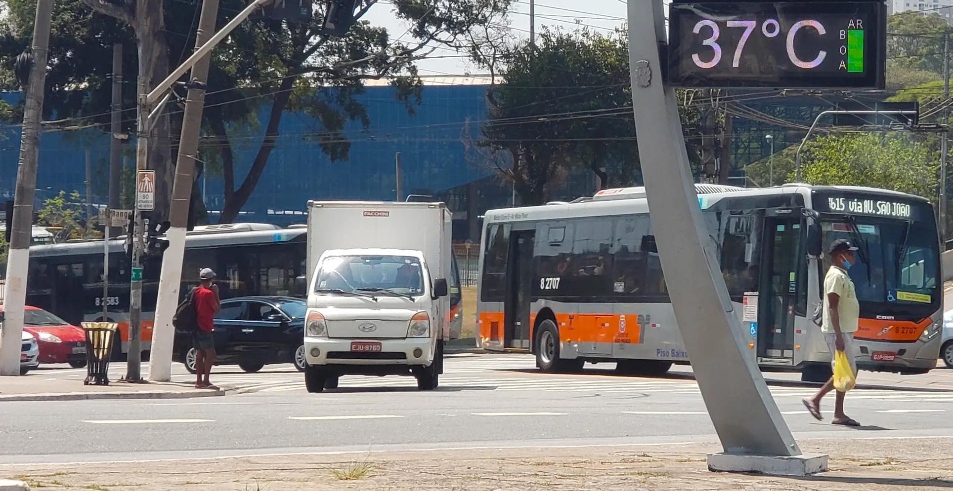 Termômetro de rua mostra temperatura em São Paulo