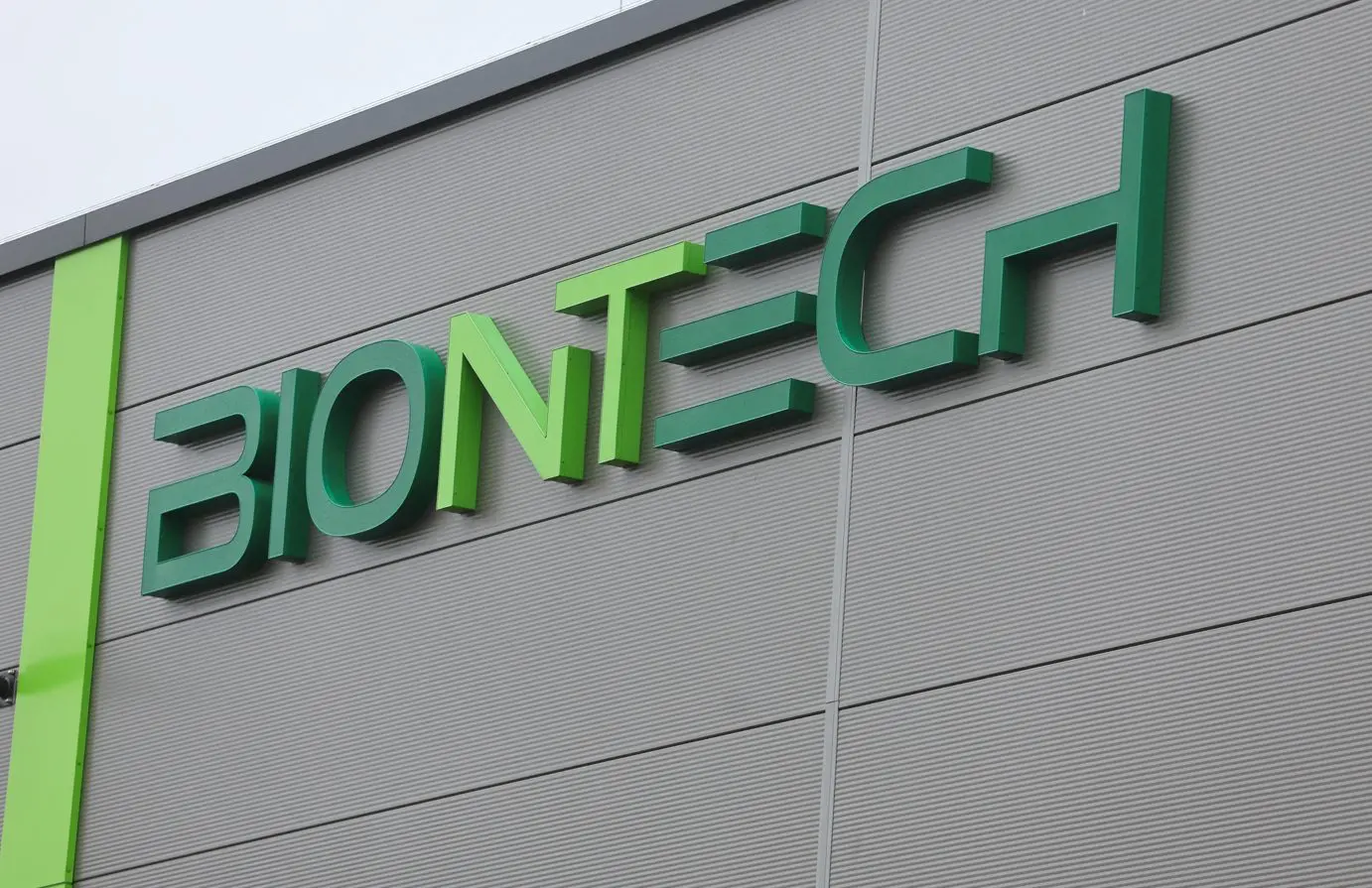 O logotipo da BioNTech, retratado no laboratório de pesquisa da farmacêutica para vacinas contra o câncer, em Mainz, na Alemanha – 27/7/2023 | Foto: Wolfgang Rattay/Reuters