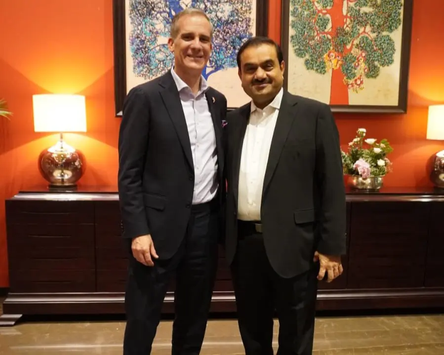 Gautam Adani junto com Eric Garcetti, embaixador dos EUA na Índia | Foto: Reprodução/Redes sociais