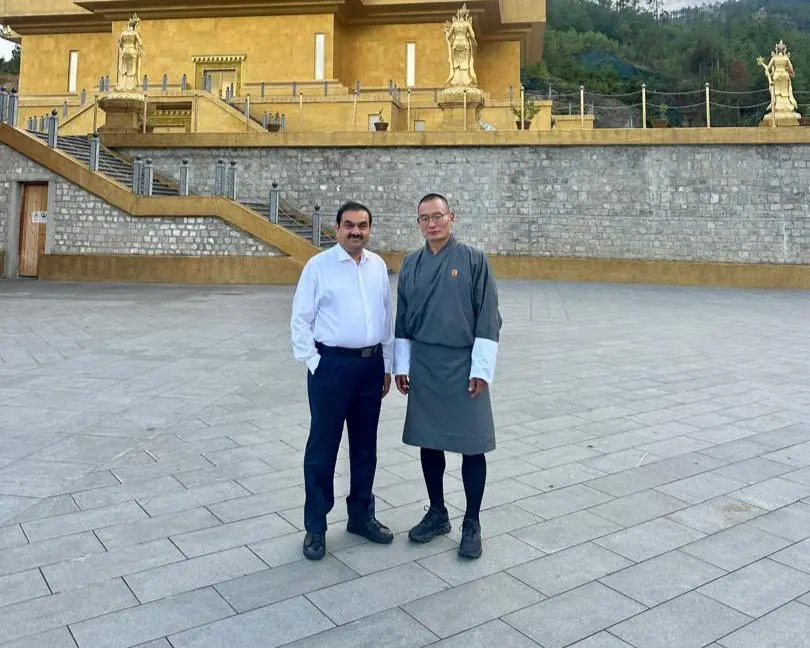 Gautam Adani junto com Tshering Tobgay, primeiro-ministro do Butão | Foto: Reprodução/Redes sociais