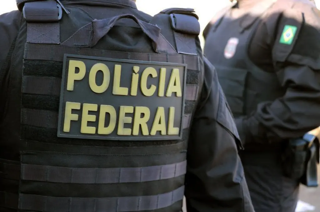 Imagem de agentes da Polícia Federal em ação