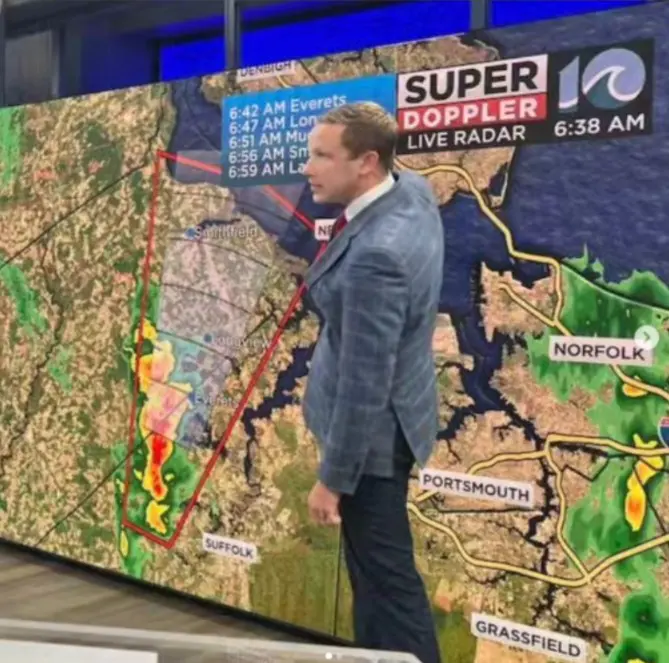 Meteorologista Ricky Mathews, da emissora WAVY TV 10