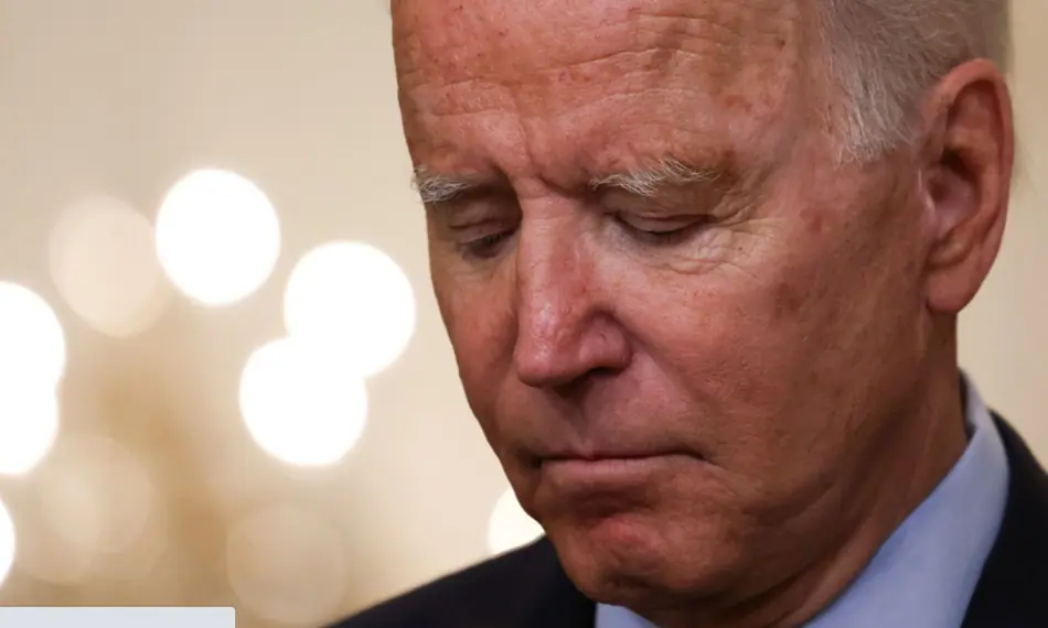 Presidente Joe Biden com expressão tensa e olhando para baixo, impeachment
