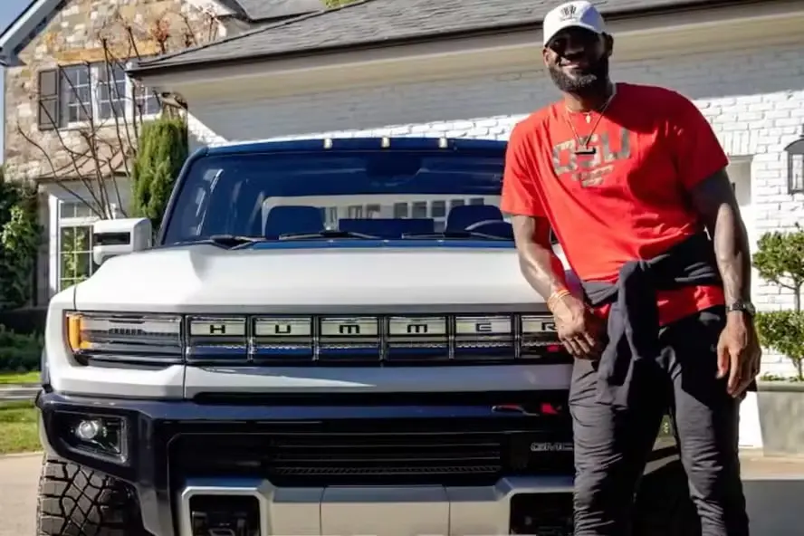 LeBron em foto ao lado de uma dos seus carros de coleção