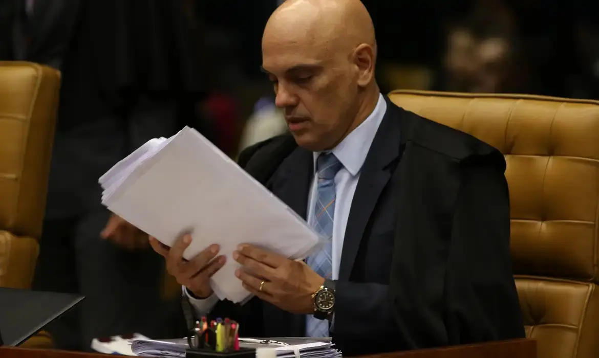 Ministro Alexandre de Moraes mexe com papéis