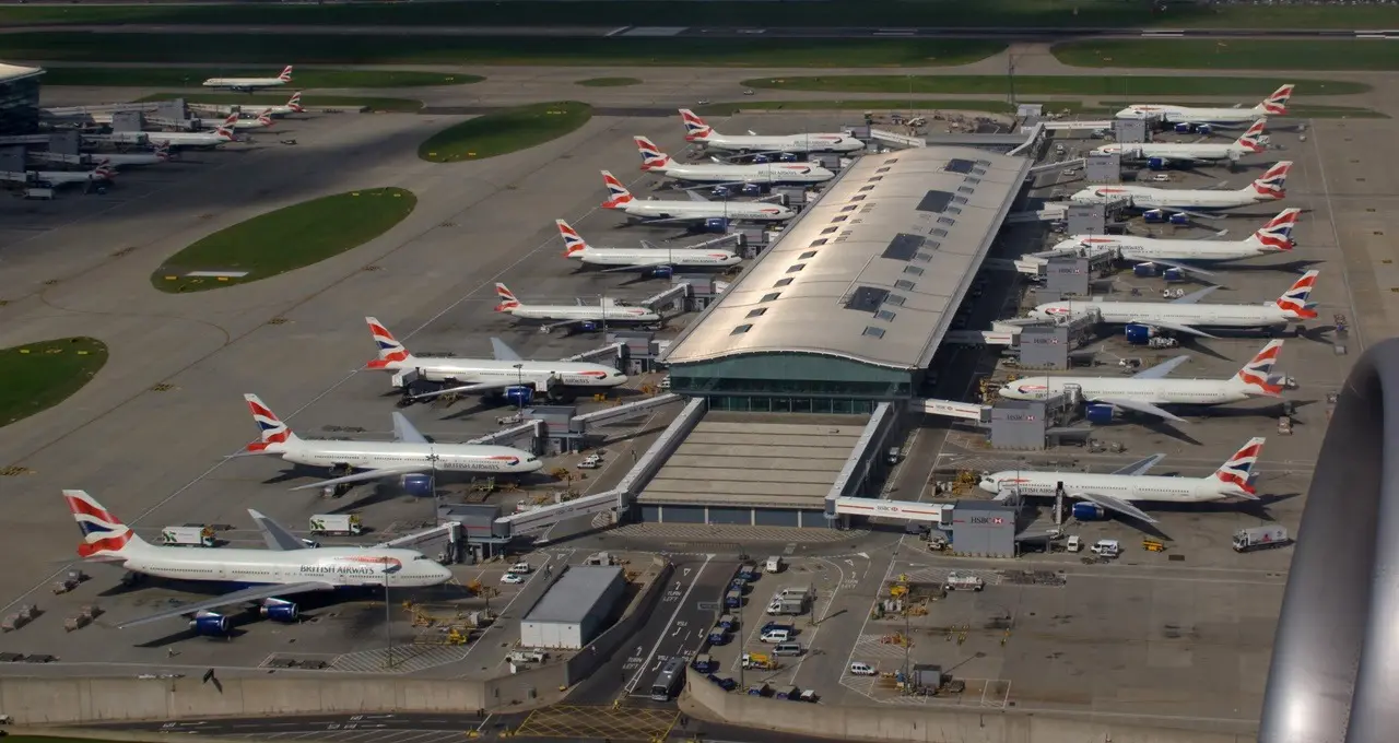 Aeroporto de Heathrow, em Londres, é afetado diretamente pelas mudanças de rotas das aeronaves que passam pela Europa com destino ao Oriente Médio | Foto: Divulgação/Wikimedia