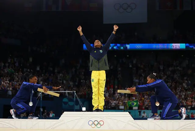 Atletas americanas reverenciam Rebeca Andrade no pódio olímpico | Foto: Reprodução/Reuters