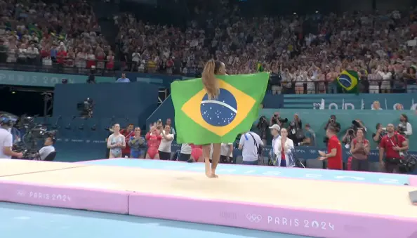 Rebeca Andrade com a bandeira