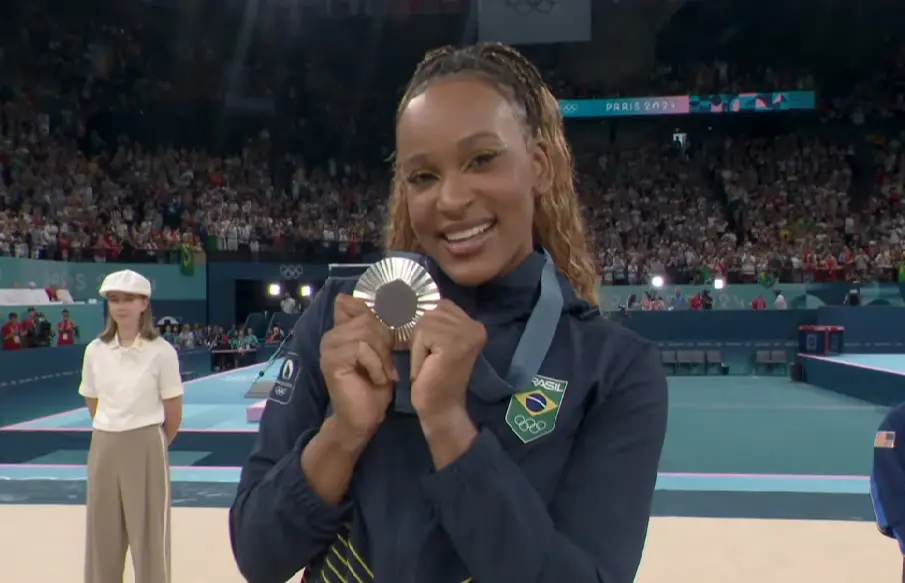 Rebeca Andrade com a medalha