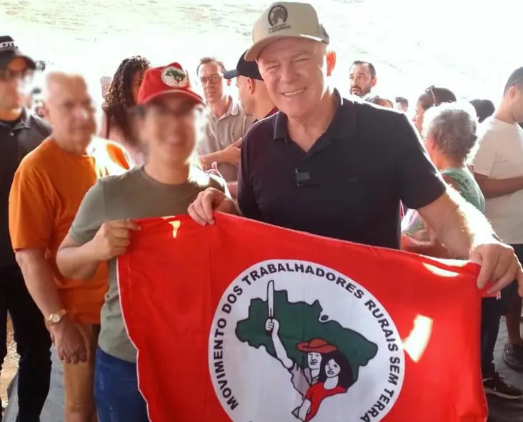 Renato Casagrande ergue uma bandeira do MST | Foto: Reprodução/Redes sociais