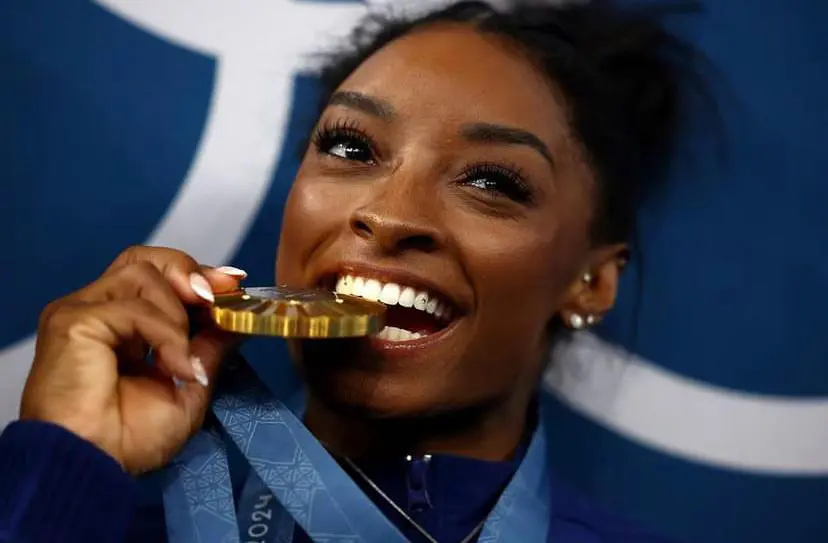 Atleta Simone Biles simula mordida em medalha de ouro