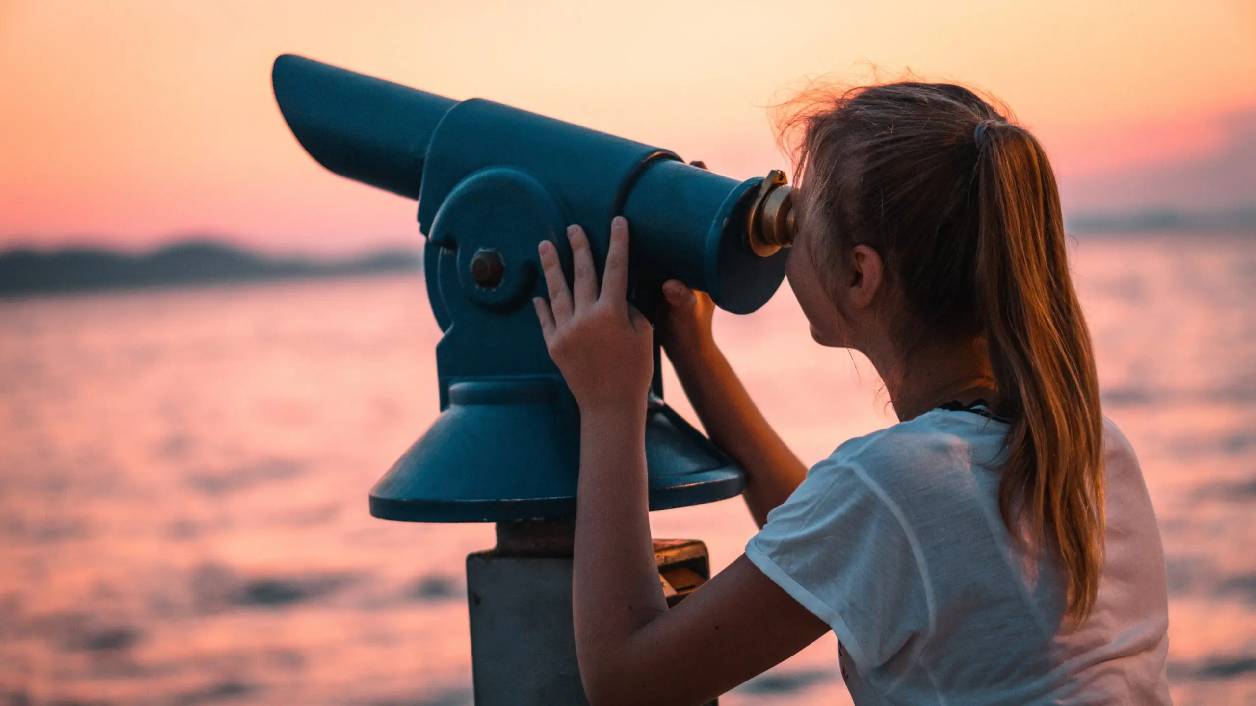 Para observar Netuno e Urano, será necessário o uso de telescópios ou binóculos de alta potência | Foto: Wirestock/Freepik
