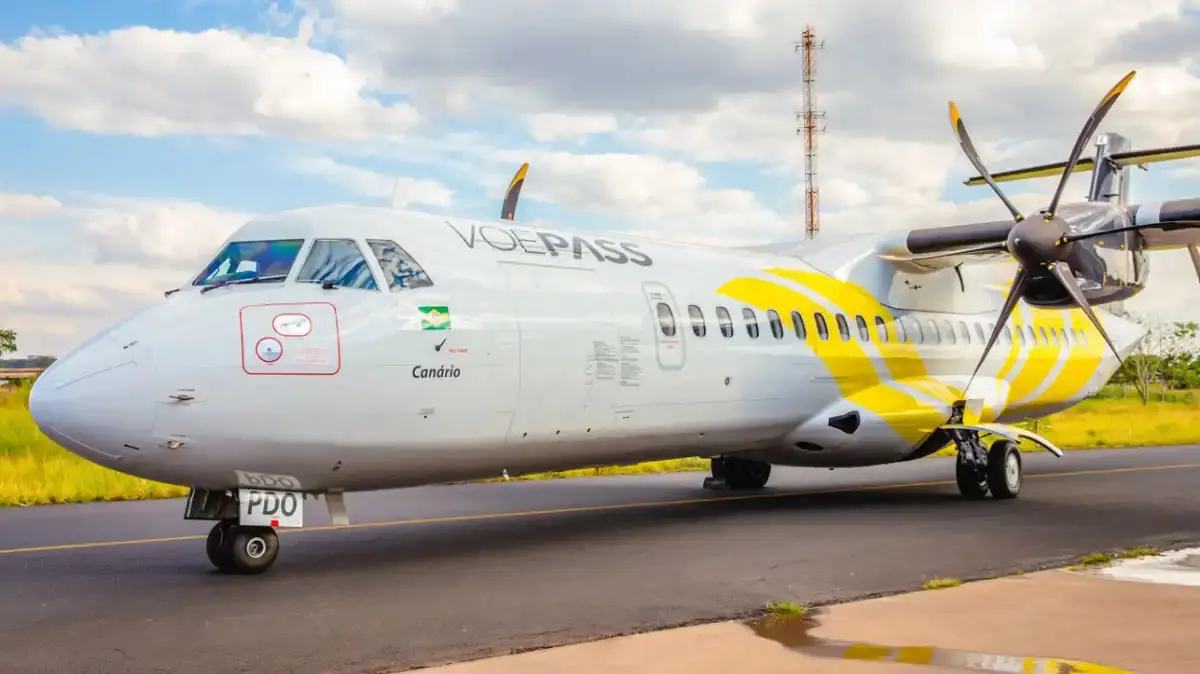 Uma aeronave da companhia Voepass em pista de pouso