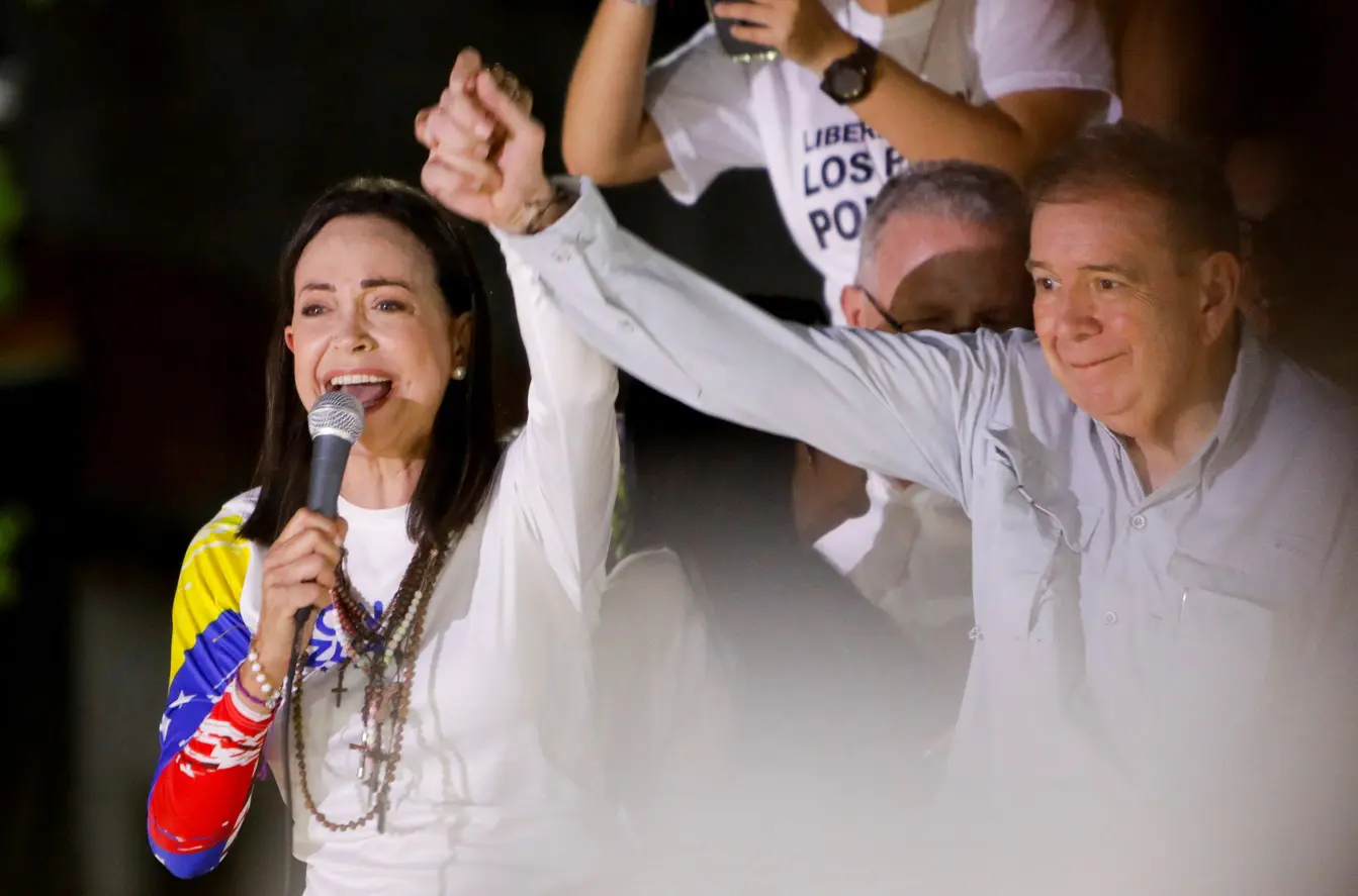 A líder da oposição na Venezuela, María Corina Machado, e o candidato presidencial da oposição, Edmundo Gonzalez, participam de um comício de encerramento da campanha, em Caracas - 25/7/2024 | Enea Lebrun/Reuters