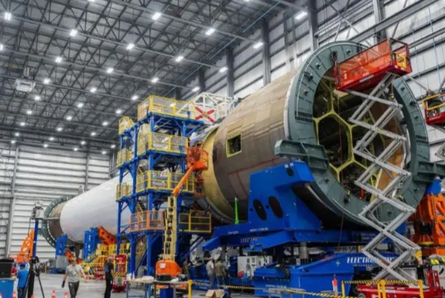 Plataforma de construção e manutenção dos foguetes da Bue Origin | Foto: Reprodução/Instagram/@blueorigin