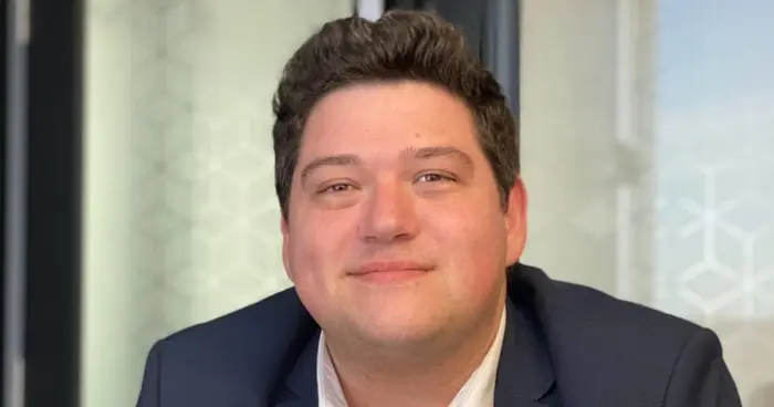O advogado Raul Kazanowski da Silva; ele aparece sorrido, com paletó preto e camisa social branca