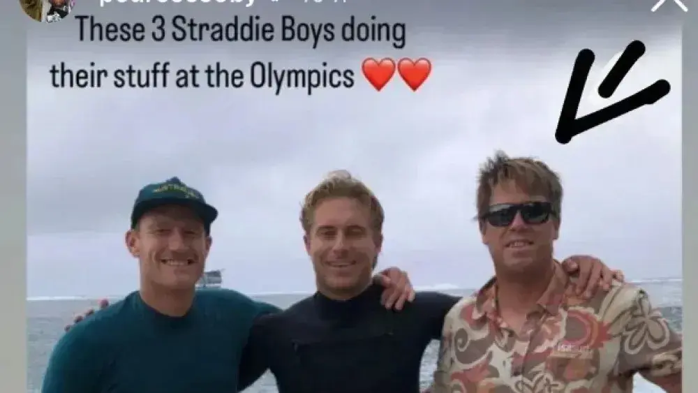 Ben Lowe (direita), juiz do surfe, aparece em foto com o surfista australiano Ethan Ewing (centro) | Foto: Reprodução/Redes sociais