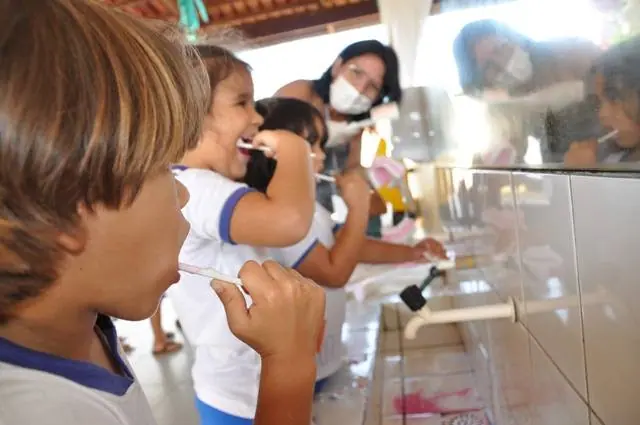 Crianças são orientadas a fazer escovação dos dentes