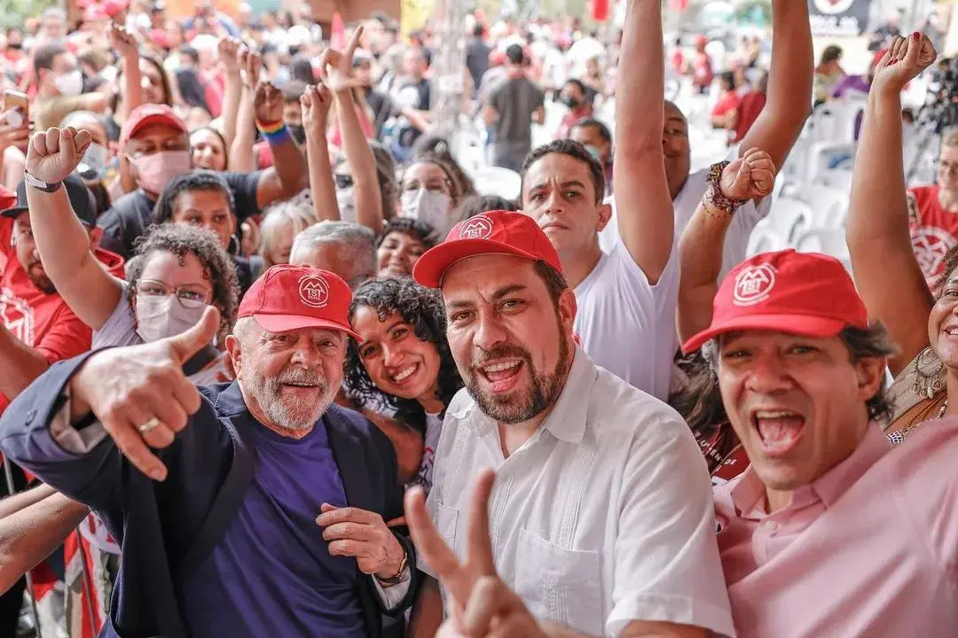 Lula ao lado de Guilherme Boulos e Fernando Haddad durante visita a condomínios construídos pelo MTST com recursos do 'Minha Casa, Minha Vida', em 2022 | Foto: Ricardo Stuckert 
