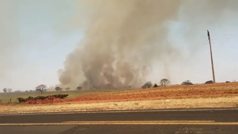 Imagens compartilhadas nas redes sociais mostram o momento do incêndio em Icém | Foto: Reprodução/Redes sociais