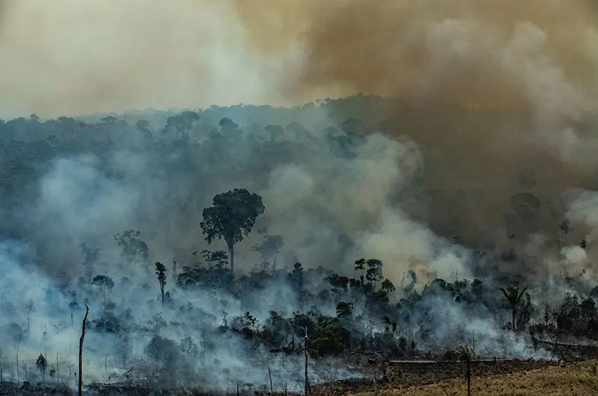 Foto mostra queimada na floresta amazônica