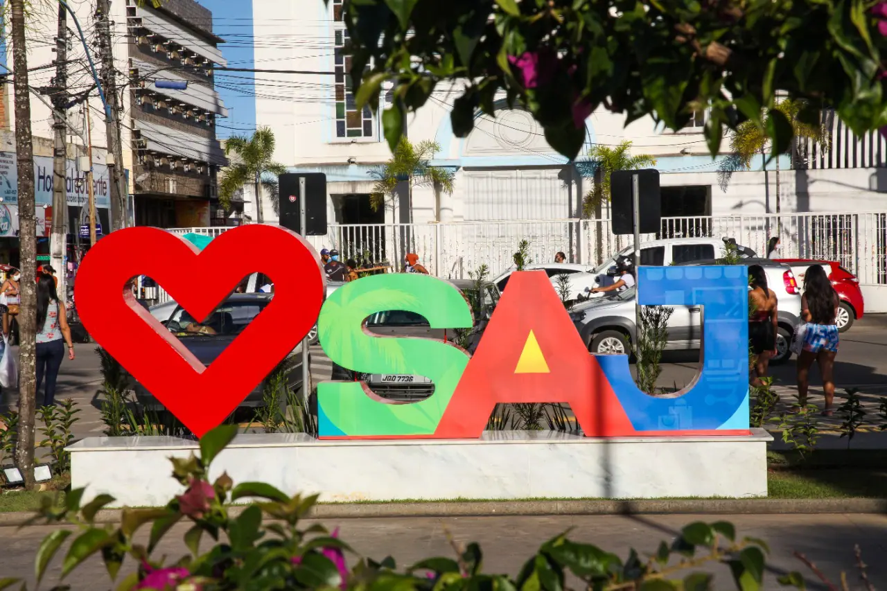 Letreiro em praça de Santo Antônio de Jesus (BA), com um coração e a sigla SAJ, para simbolizar 'Eu amo Santo Antônio de Jesus' | Foto: Divulgação/PMSAJ