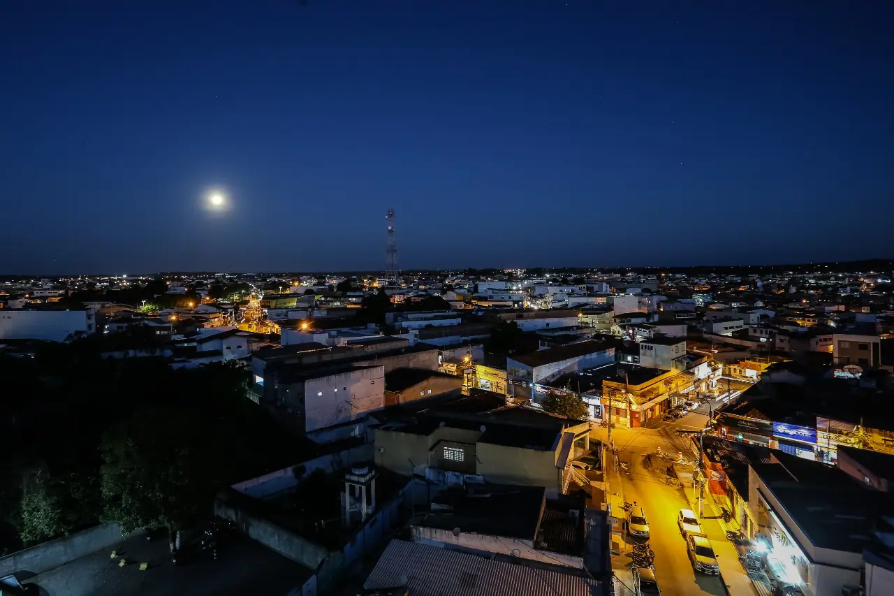 Vista panorâmica — e noturna — de parte do município de Santo Antônio de Jesus, que é considerado a 'capital' do Recôncavo Baiano | Divulgação/PMSAJ