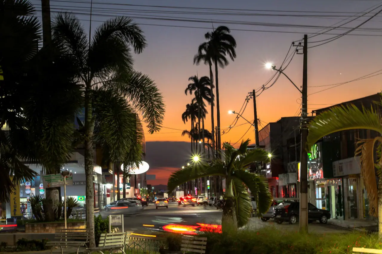 Imagem que mostra uma praça e algumas ruas e alguns coqueiros em Santo Antônio de Jesus (BA) | Foto: Divulgação/PMSAJ