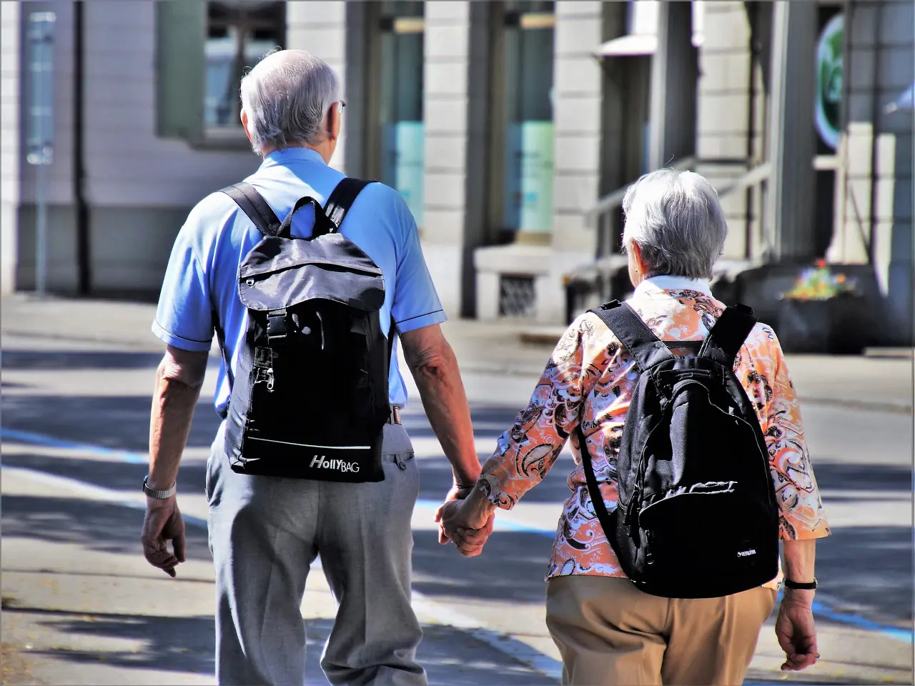 Idosos andando em uma via pública | Foto: pasja1000/Pixabay