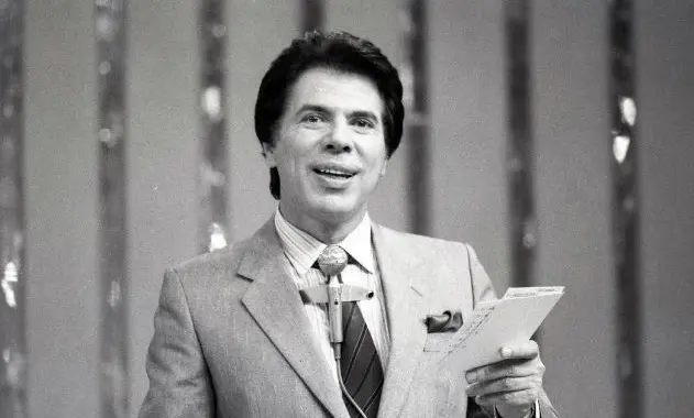 Silvio Santos, ainda nos tempos da TV em preto e branco, durante apresentação de edição do programa Show de Calouros | Foto: Detinho Oliveira/Arquivo/SBT